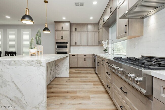 Foto del edificio - 8095 Carpenter Creek Ave