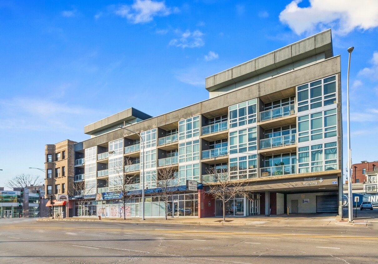 Primary Photo - 1610 W Fullerton Ave