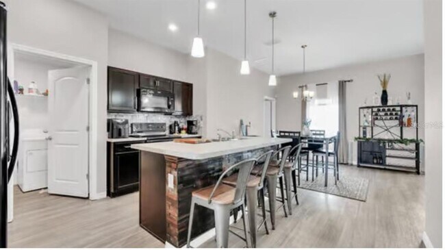 Foto del edificio - 417 Pinecrest Loop