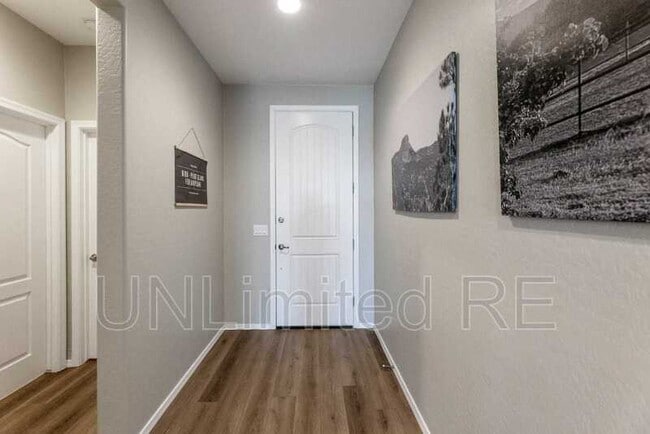 Foto del edificio - 1380 Warbler Wy