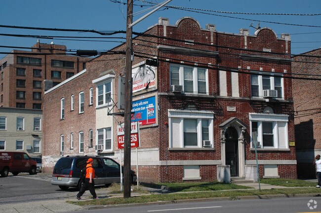 Building Photo - 408-417 River St