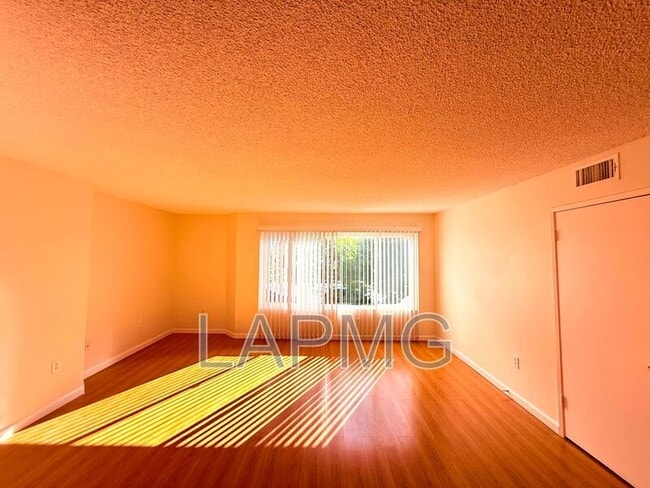 Foto del edificio - 1059 Western Ave