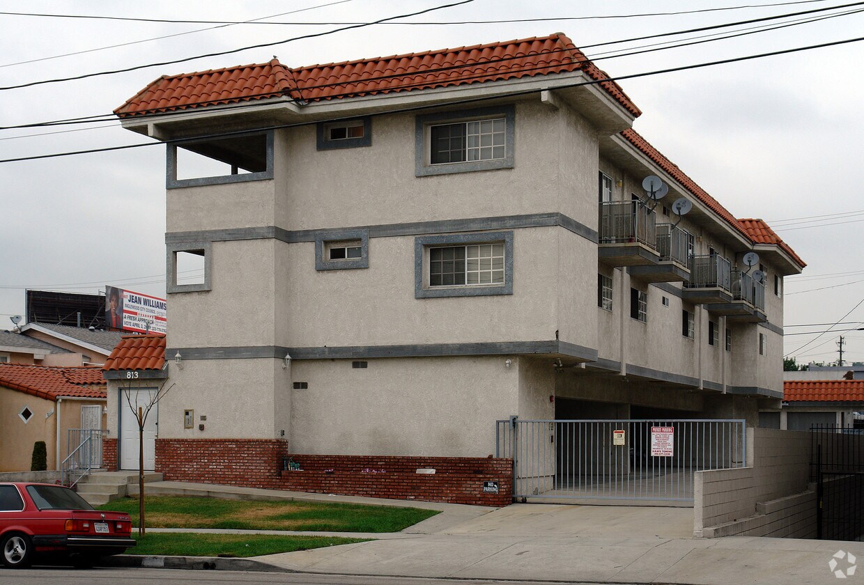Building Photo - 813 E Nutwood St