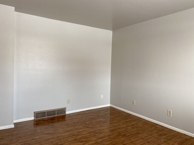 Foto del edificio - No Application Fees for the Month of June!