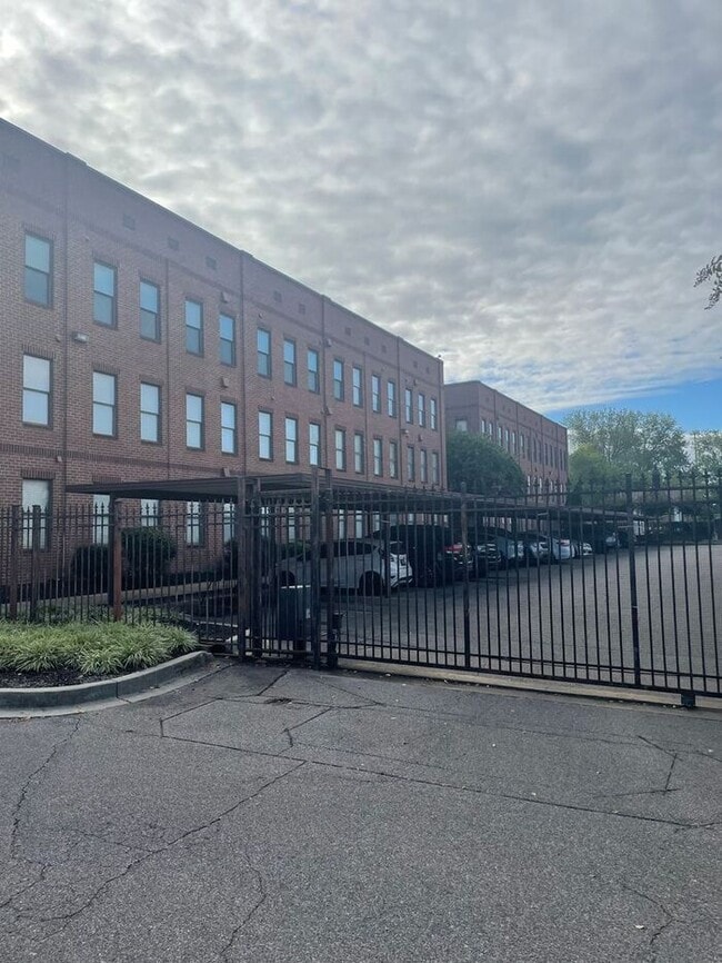 Building Photo - Studio w/ In-Unit Laundry near Tom Lee Park
