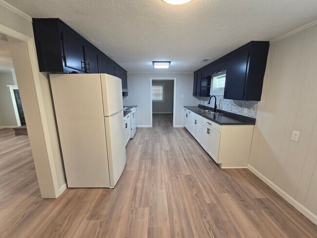 Foto del edificio - NEW LISTING!!!!!