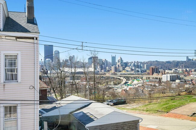 Foto del edificio - Beautiful 4 Bedroom House In Troy Hill.  Available May 10th.