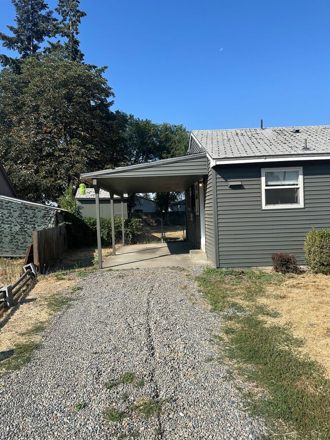 Building Photo - 2 Bed 1 Bath Large Fenced In Lot - Spokane...