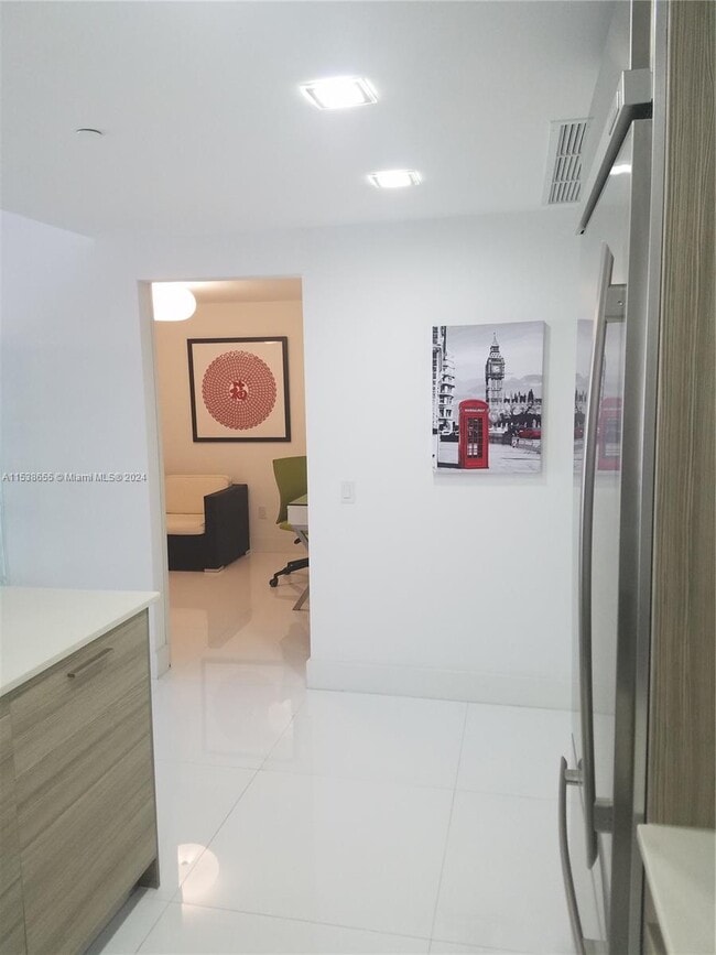 Building Photo - 1300 Brickell Bay Dr