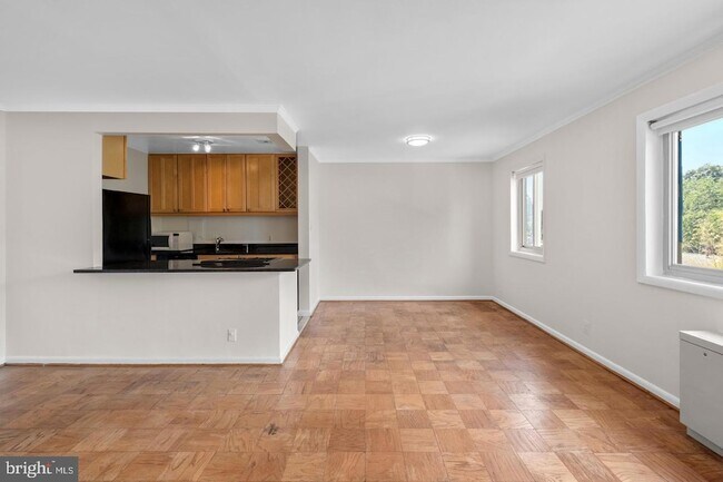 Foto del edificio - 4570 MacArthur Blvd NW