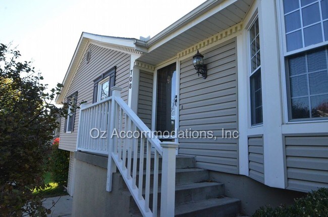 Building Photo - 708 NE Bryant Dr