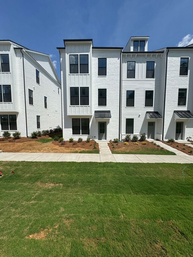 Foto del edificio - Beautiful New Construction, Three Story To...