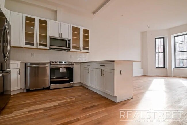 Building Photo - Luxury Triplex Brownstone in Prime Stuyves...