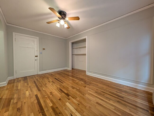 Building Photo - 837 W Wolfram St