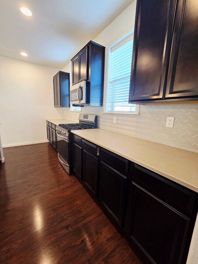 Foto del edificio - Cute Spacious Townhome in Prime Location – Available Now!