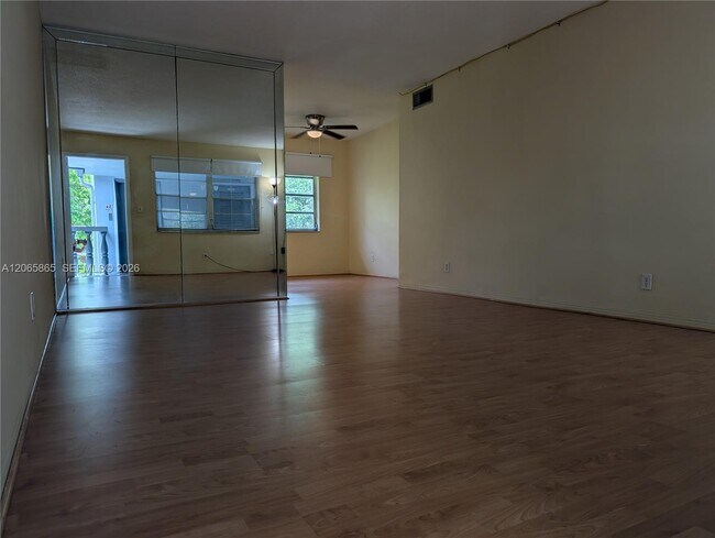 Foto del edificio - 900 Tallwood Ave