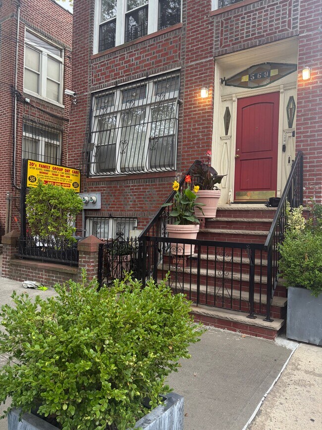 Building Photo - 569 Vermont St