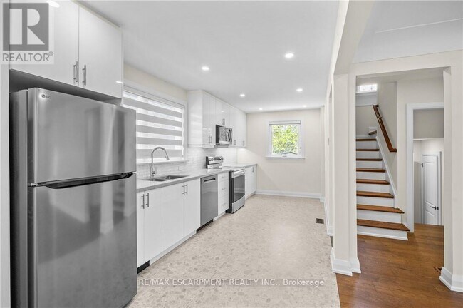 Building Photo - 723 Hager Ave