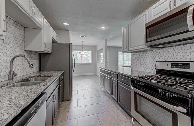 Building Photo - 1711 Cricket Hollow Dr