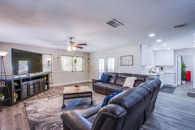 Foto del edificio - Spacious, Stylish, and Fully Furnished – L...
