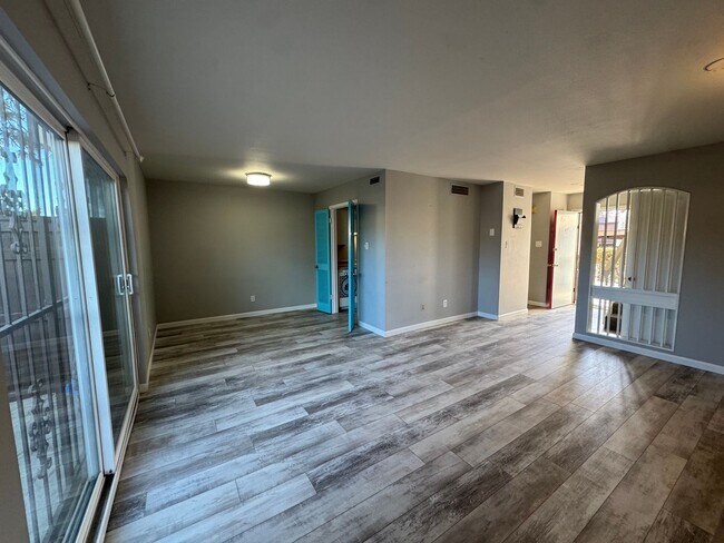 Building Photo - All Utilities Included! Move in Special! Condo in Winrock Villas