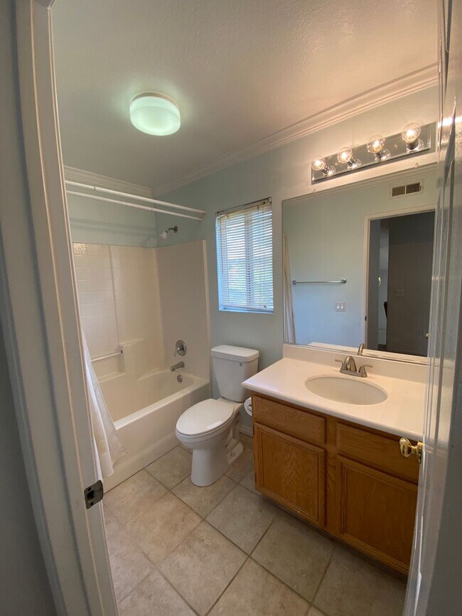 Foto del edificio - 3 Bedroom/2.5 bath - SFR Available August ...
