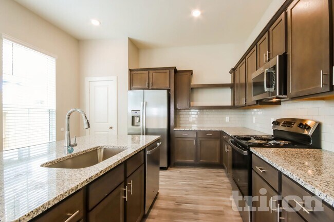 Foto del edificio - 9835 Willow Creek Commerce Dr