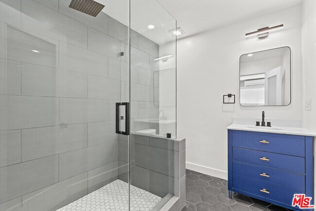 Foto del edificio - 6350 Willoughby Ave