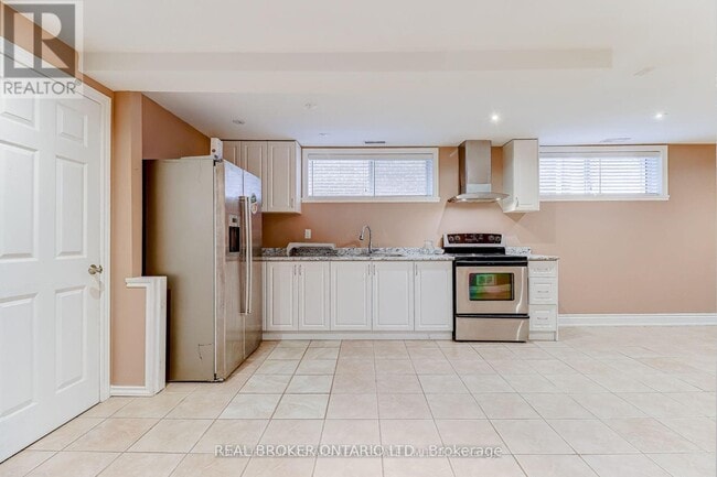 Building Photo - 1413 Safeway Crescent