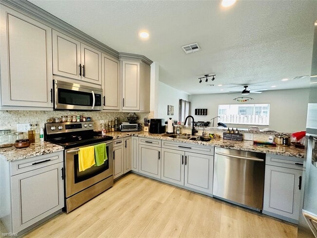 Building Photo - 2 br, 2.5 bath Townhome - 9500 Stanley Ln