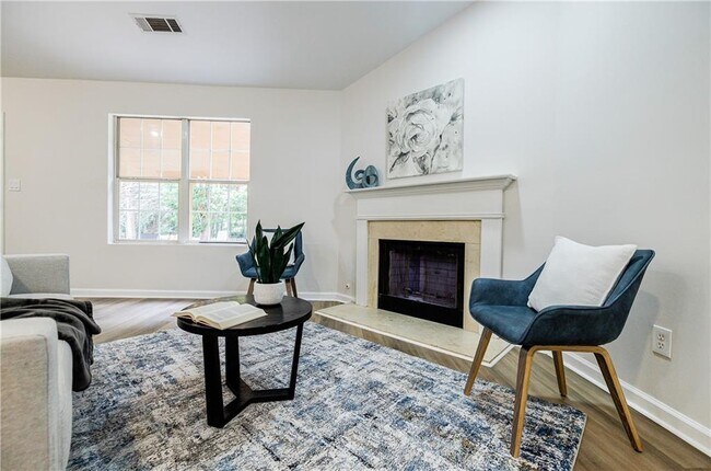 Foto del edificio - 5195 Hillcrest Glenn Dr