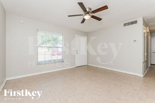 Building Photo - 5540 Lesser Dr