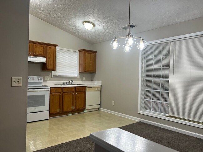 Building Photo - Adorable 3 Bedroom, 2 1/2 Bath