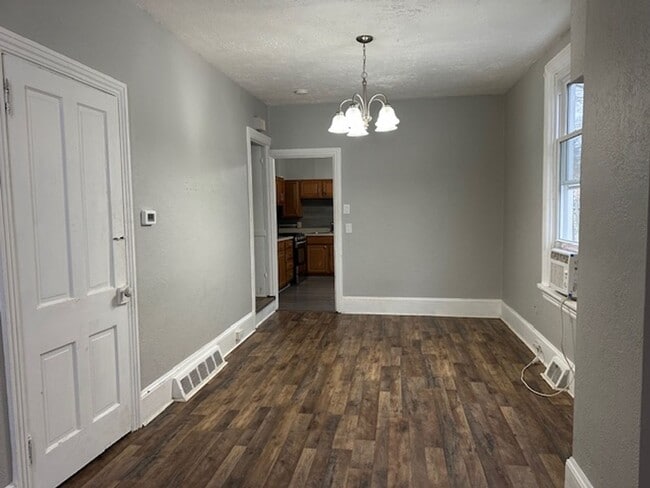 Building Photo - 737 Girard St