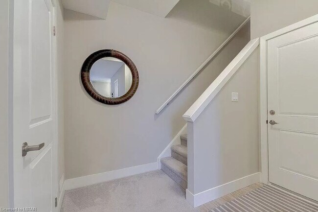 Photo du bâtiment - Hyde Park * 3 Bdrm Double Car Garage * 3 Level * MAY 1st