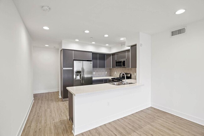 Foto del edificio - 1439 N Poinsettia Pl Los Angeles, CA 90046