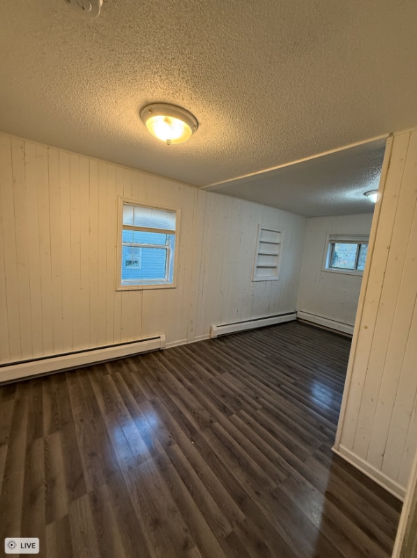 Building Photo - 715 Dewey Ave N