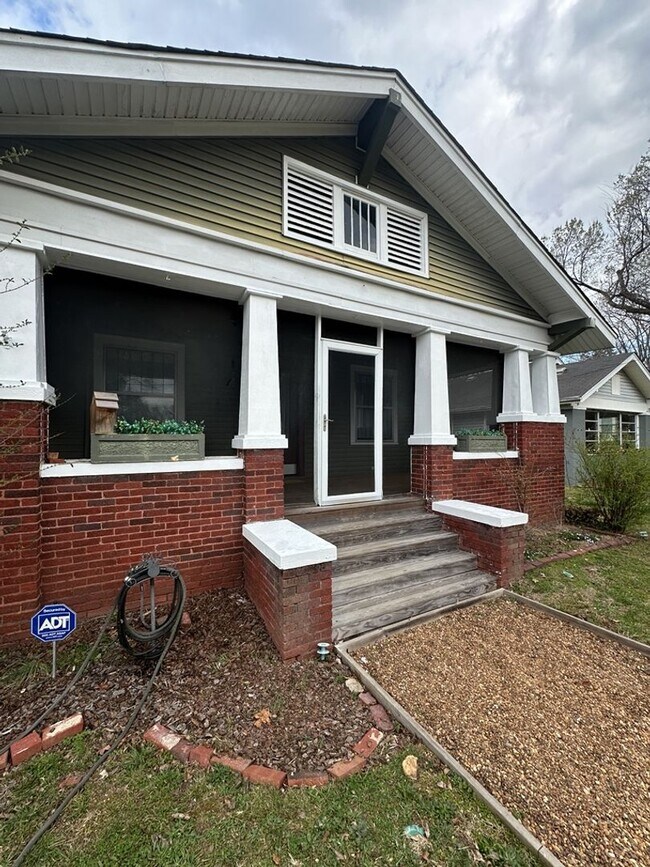 Foto del edificio - Available Now! 3 Bed 2 Bathroom with a Fenced Yard!