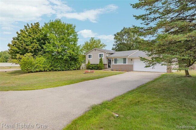 Building Photo - 348 Decca Dr