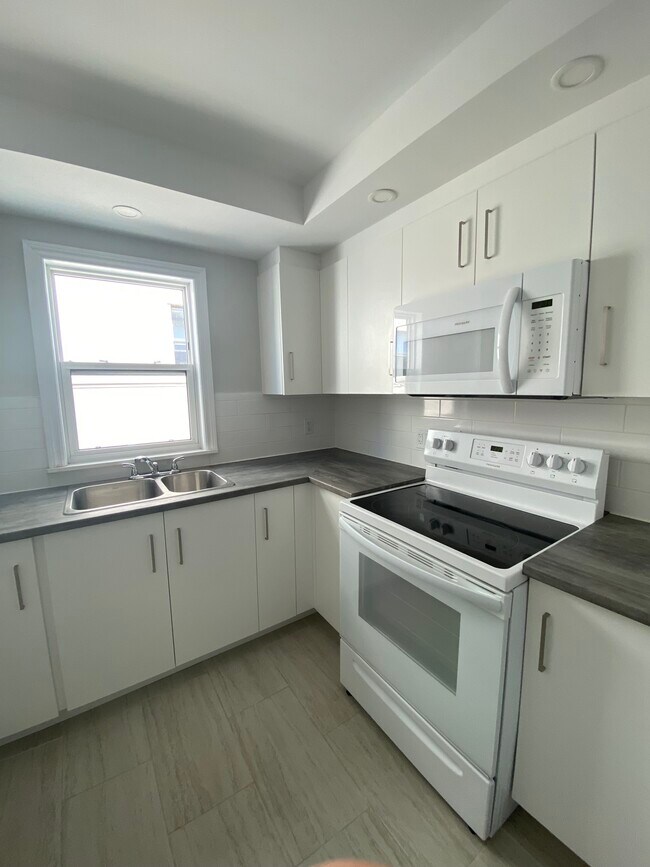Photo du bâtiment - MODERN APARTMENT LIVING IN FAIRVIEW - ONE BEDROOM APARTMENT