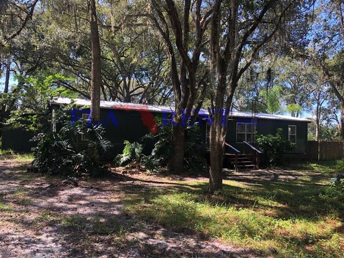 Foto principal - **Large 3/2 Lake front home on spacious, s...