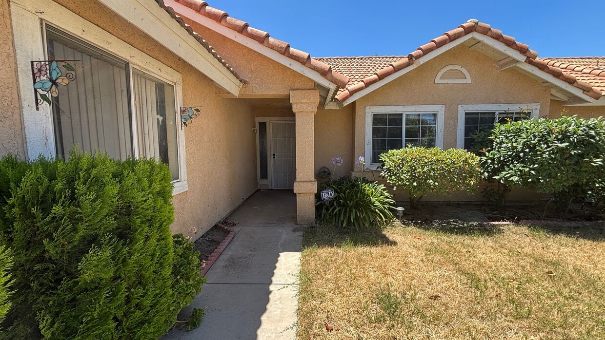 Building Photo - Three Bedroom, Two Bathroom Home in San Jacinto!
