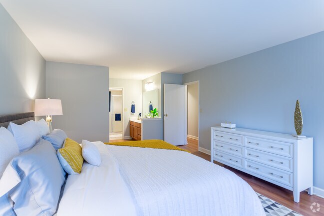 2HAB, 2BA - 1,348 ft² - The Terrace - Farmingdale Apartments