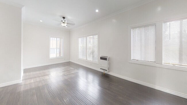 Foto del edificio - 334 N Heliotrope Dr