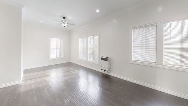 Building Photo - 334 N Heliotrope Dr