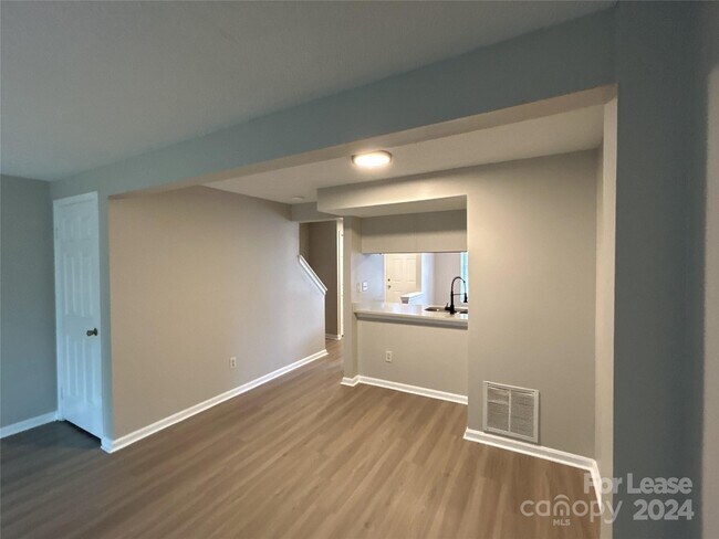 Building Photo - 9618 Vinca Cir
