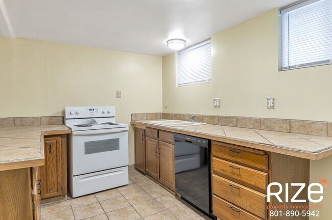 Building Photo - 1061 Doxey St