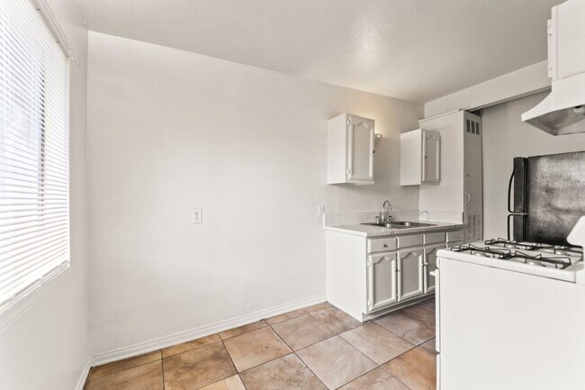 Building Photo - 709 E 108th St