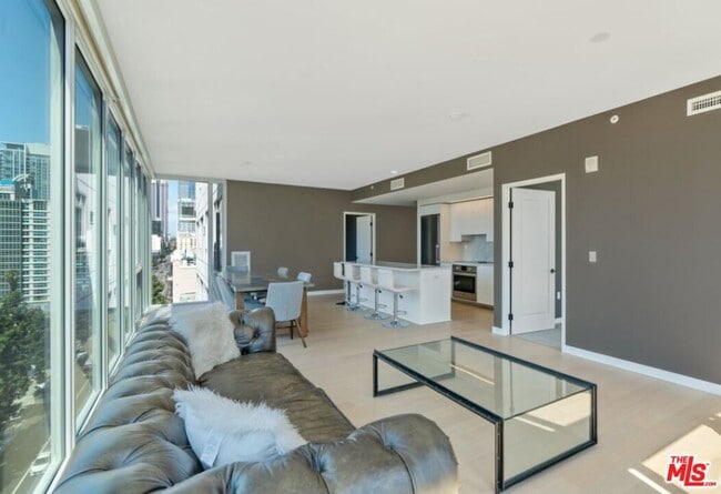 Foto del edificio - 1050 S Grand Ave