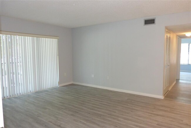Building Photo - 2655 Pine Ridge Way N